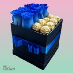 Cubo de 8 Rosas Azules y 8 Bombones Ferrero.